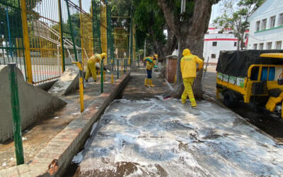 Intensas tareas de limpieza y desinfección en toda la ciudad cumplen operarios de la EMAB, con el apoyo de Bomberos Bucaramanga