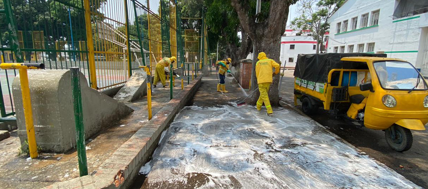 Intensas tareas de limpieza y desinfección en toda la ciudad cumplen operarios de la EMAB, con el apoyo de Bomberos Bucaramanga