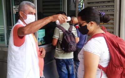 Secretaría de Salud y Ambiente de Bucaramanga realiza controles de temperatura a pasajeros en cinco estaciones de Metrolínea