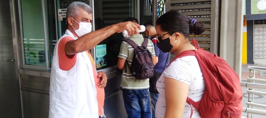 Secretaría de Salud y Ambiente de Bucaramanga realiza controles de temperatura a pasajeros en cinco estaciones de Metrolínea