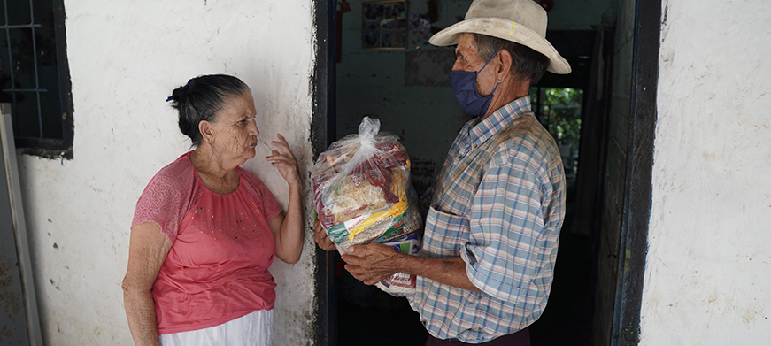 Alcaldía de Bucaramanga inicia entrega de mercados a adultos mayores