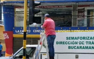 Dirección de Tránsito de Bucaramanga adelantó mantenimiento en la red de semáforos de la ciudad