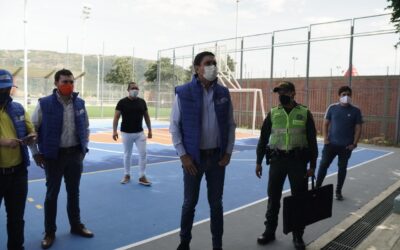 Alcalde de Bucaramanga, Juan Carlos Cárdenas, entregó cinco canchas remodeladas a la comunidad del Norte