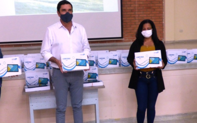 El colegio Santander recibió 70 tabletas de la Alcaldía de Bucaramanga para apoyar la educación en casa