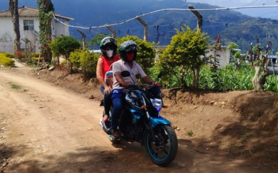 En motocicleta, rectora de institución educativa del sector rural recorrió 6 veredas para contactar a sus estudiantes