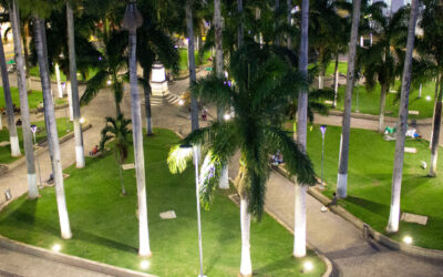 Moderna iluminación enaltece el Parque García Rovira de Bucaramanga