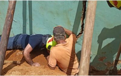 Bomberos Bucaramanga rescató a un ciudadano atrapado tras el colapso de un muro