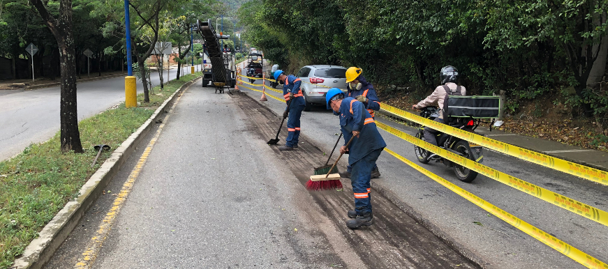 Alcaldía de Bucaramanga realiza mantenimiento de malla vial en la calle 45, junto a la Cárcel de Mujeres