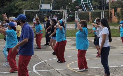 Al ritmo de cumbias, personas mayores celebraron el primer encuentro intergeneracional del año