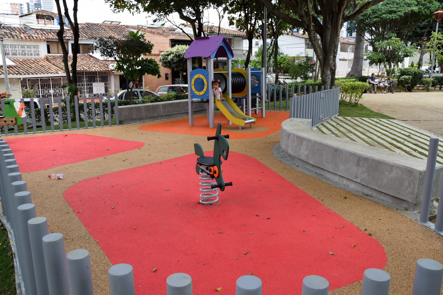 Escenario deportivo y juegos infantiles La Ceiba