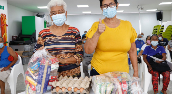 Se inició la tercera entrega de mercados para adultos mayores