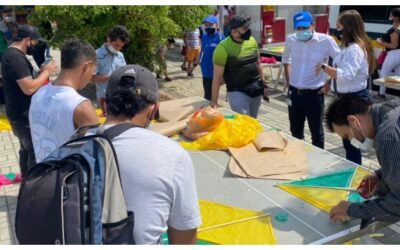 Elaborando cometas para los niños del barrio Nápoles, infractores del Código de Policía pagaron sus multas