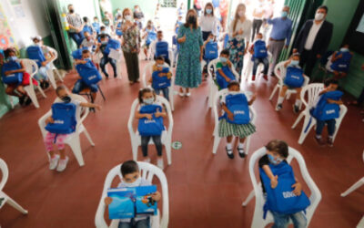 300 estudiantes de colegio públicos recibieron kits escolares