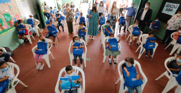 300 estudiantes de colegio públicos recibieron kits escolares