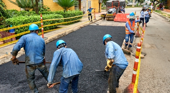 Se tapan los huecos del barrio Ciudad Bolívar