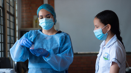 Pruebas PCR, con muestras de saliva, se realizan en colegios de Bucaramanga