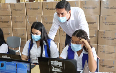 El Gobierno de Juan Carlos Cárdenas ya entregó 9.294 computadores a colegios oficiales