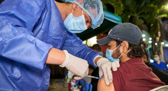En la noche también se puede vacunar contra el Covid-19 en Bucaramanga