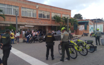 Policías en bicicletas velan por la seguridad de los estudiantes que regresaron a clases