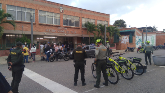 Policías en bicicletas velan por la seguridad de los estudiantes que regresaron a clases