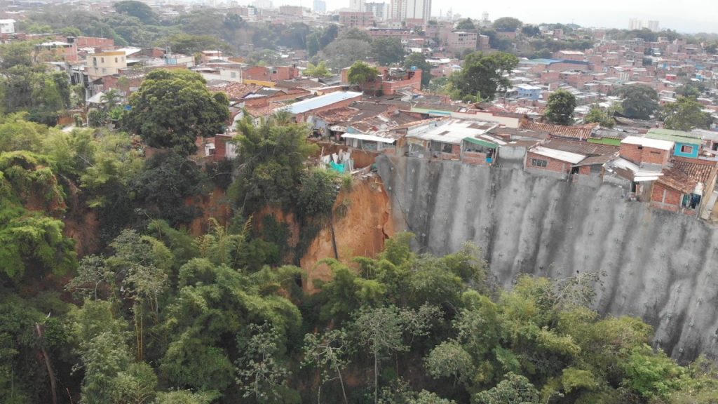 Más de un kilómetro de pantallas ancladas protegerá a las familias del barrio Nariño