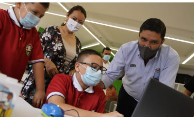 Estudiantes del Colegio La Juventud reciben clases de robótica en Aulas Steam