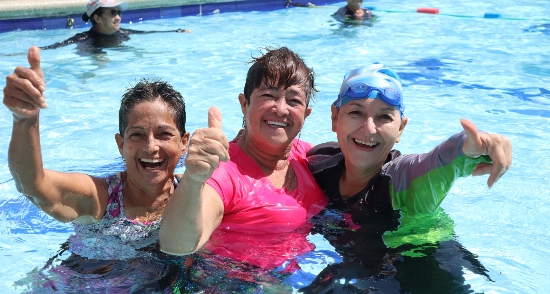 Clases de aquaterapia para adultos mayores.