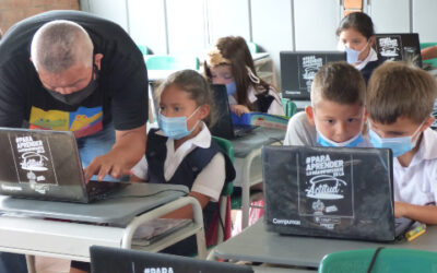 En esta escuela rural de Bucaramanga ya hay dos estudiantes por computador