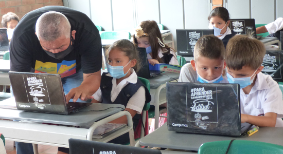 En esta escuela rural de Bucaramanga ya hay dos estudiantes por computador