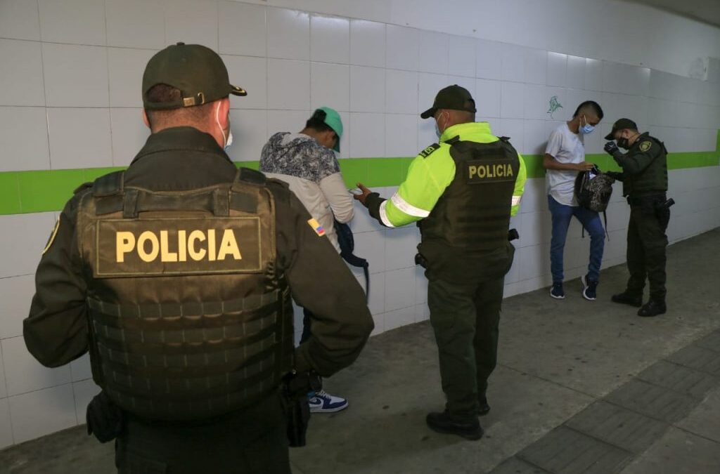 Alcaldía y Policía intensifican operativos de control en las estaciones de Metrolínea