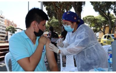 ¿Quiere dejar de usar el tapabocas? Aplíquese la dosis de refuerzo contra el covid-19