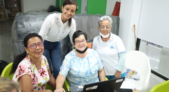 Adultos mayores de los Centros Vida se capacitan en alfabetización digital