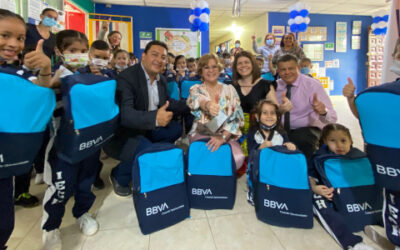 100 niños de escasos recursos económicos sonrieron con una donación de kits escolares