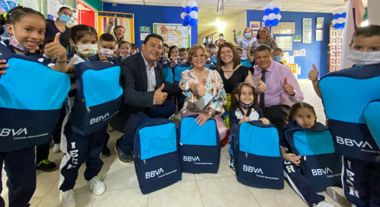 100 niños de escasos recursos económicos sonrieron con una donación de kits escolares