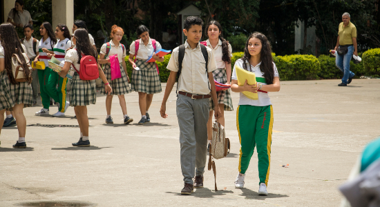 Hoy los estudiantes de los colegios le dicen adiós al tapabocas