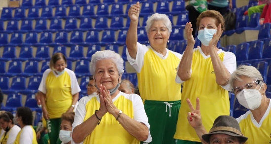 Uniformes para adultos mayores.