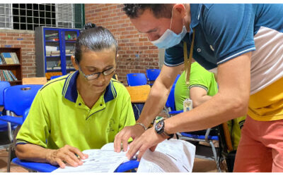 A sus 50, las primeras palabras que escribió fueron papá y mamá