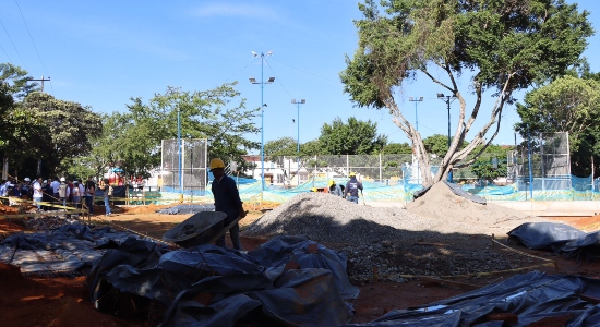La cancha de arenilla ‘La Torcida’ se está mejorando para dignificar la práctica del fútbol en la Comuna 8