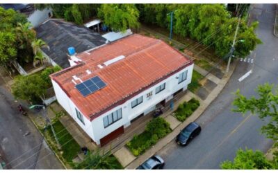 Este es el primer salón comunal de Bucaramanga que se ilumina con energía solar