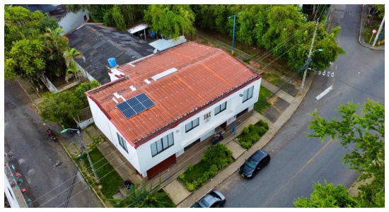 Este es el primer salón comunal de Bucaramanga que se ilumina con energía solar