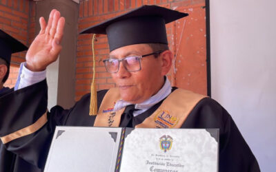 En el colegio Comuneros dos reinsertados cumplieron el sueño de graduarse bachilleres