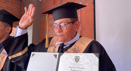 En el colegio Comuneros dos reinsertados cumplieron el sueño de graduarse bachilleres