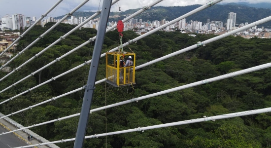 Se realiza el mantenimiento de la iluminación del viaducto La Novena