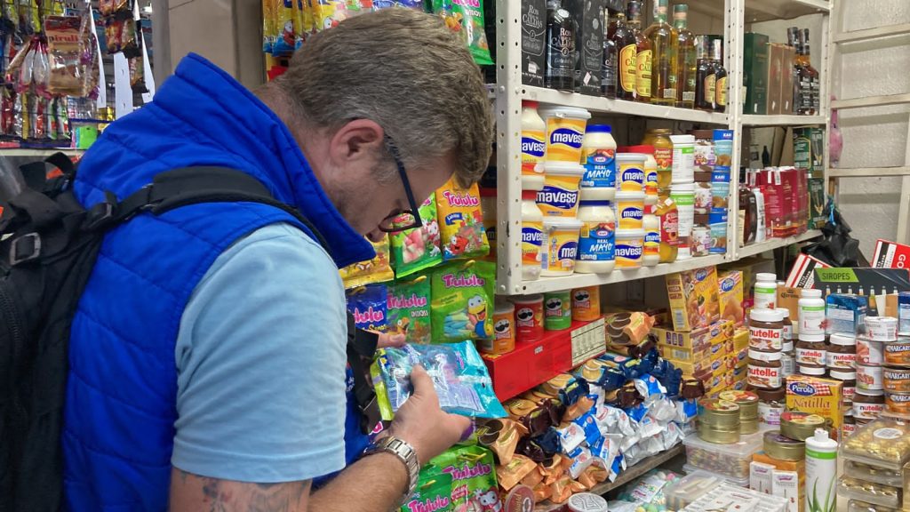 Tres establecimientos fueron sellados por comercializar dulces vencidos