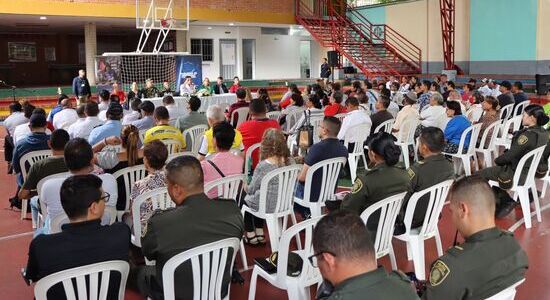 Alcaldía escuchó y estableció compromisos con la población de la Comuna 13