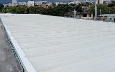Después de 40 años, se cambian los techos de asbesto del colegio Politécnico, sede E