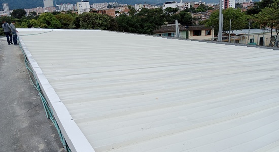 Después de 40 años, se cambian los techos de asbesto del colegio Politécnico, sede E