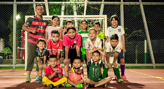 Ya estrenaron su nueva cancha las futuras estrellas de fútbol del barrio Don Bosco