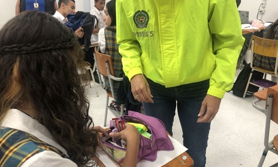 Se realizan ejercicios de prevención contra las armas y las drogas en los colegios oficiales