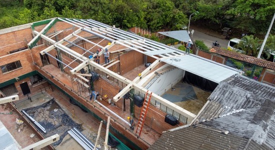 Se inició el cambio de cubierta del colegio Gustavo Cote Uribe